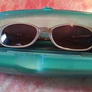 Fendi Sunglasses. Generic case.